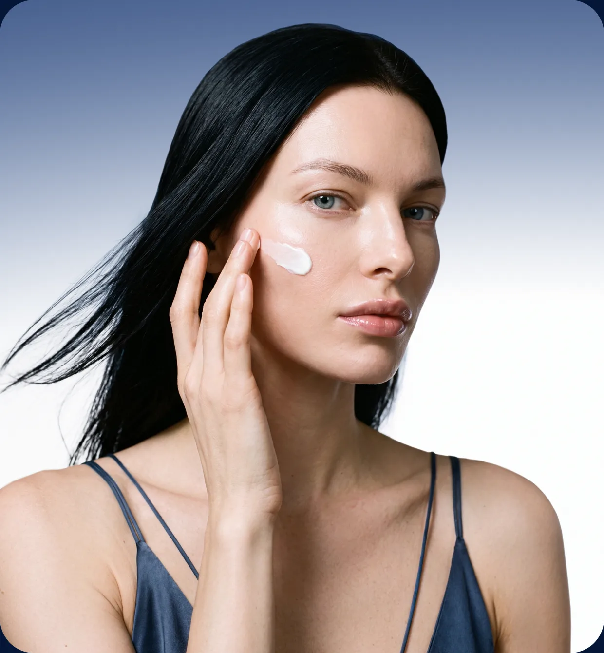 Девушка наносит крем ICON SKIN QUANTINIUM-X